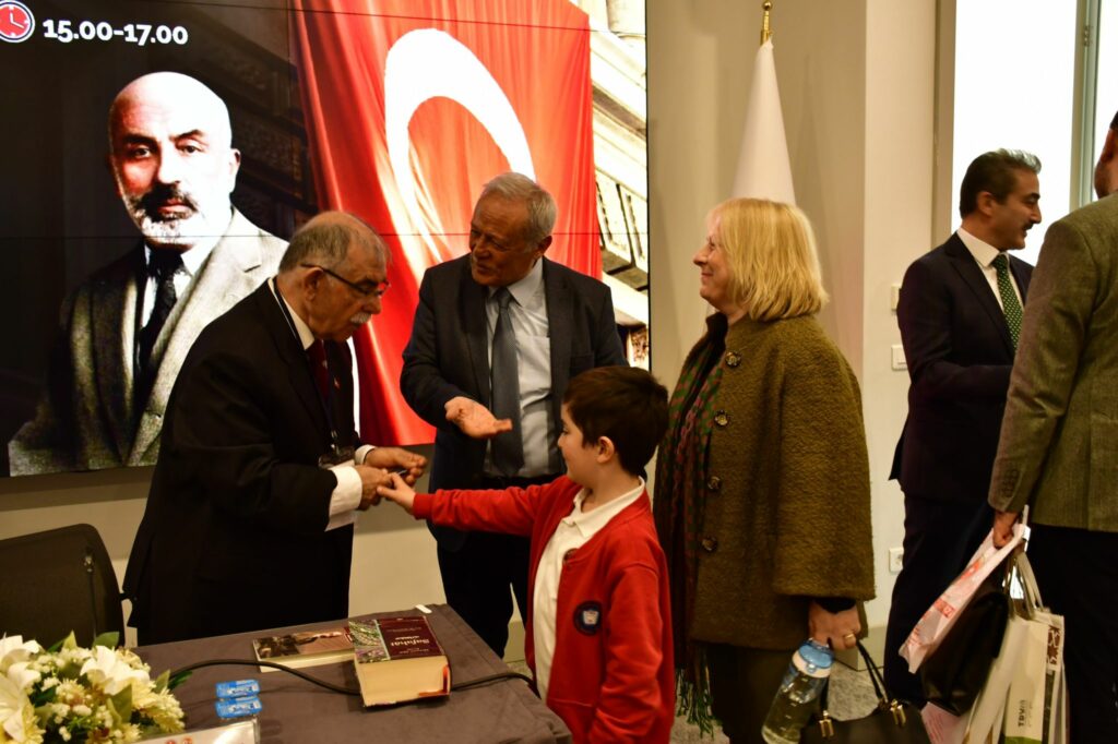 Adnan Yılmaz Okuyucularla İmza Gününde Buluştu