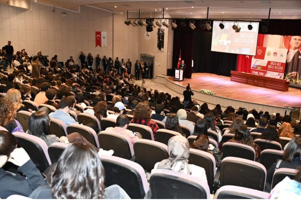 “Güçlü Aile, Güçlü Gelecek” Uluslararası Aile Sempozyumu’nun İlk Günü İzmir’de Gerçekleştirildi